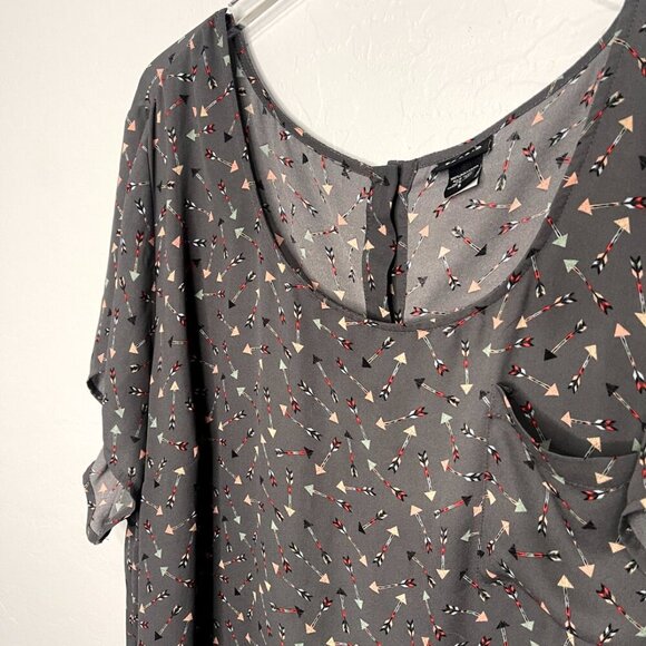 Torrid Abbey Arrow Georgette Buton Back Gray Blouse Top 5 5X 28 - Picture 4 of 7